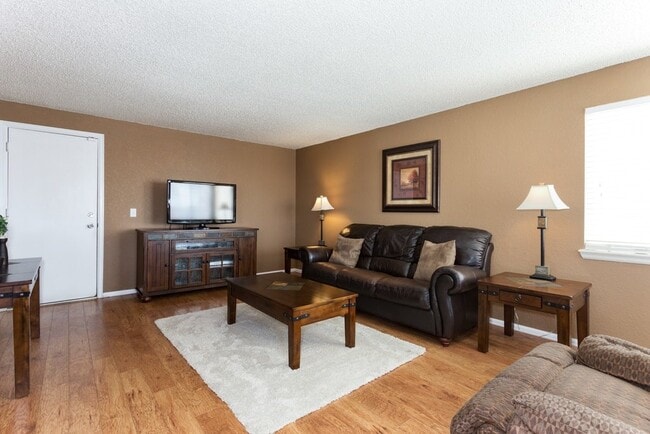 Building Photo - 4 BED 3 BATH HOME IN FOX HILL!