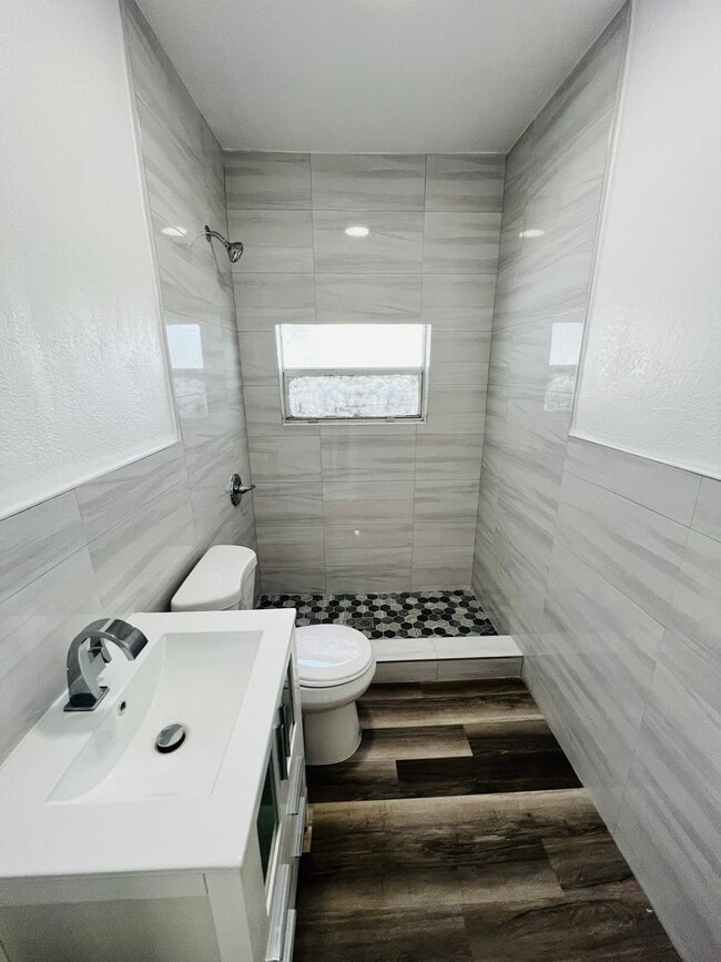 Building Photo - Fabulous Renovation! Gorgeous Three Bedroom and One Bath Home!