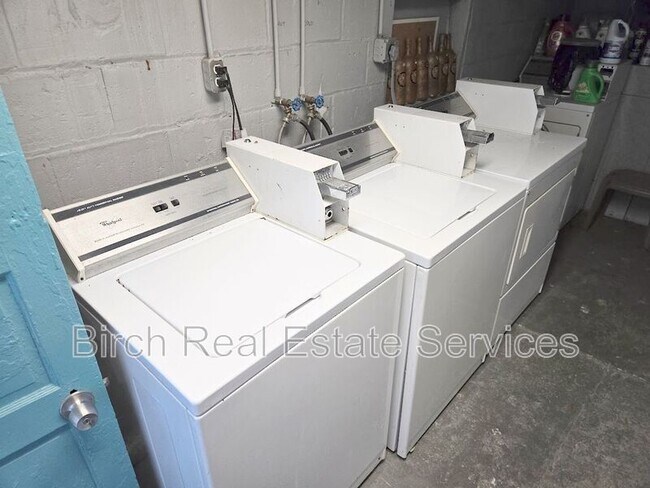 Building Photo - 837 10th Ave N