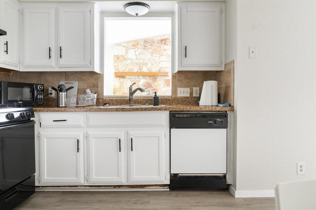 Building Photo - 1212 Bonnie Brae St