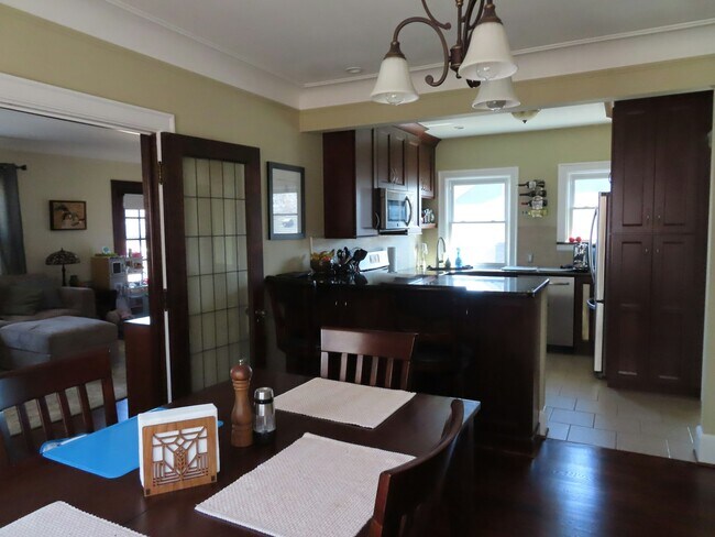 Building Photo - 1157 Beaconsfield Ave