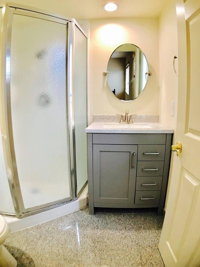 Building Photo - Beautiful Townhouse in Prime Glendale Area!
