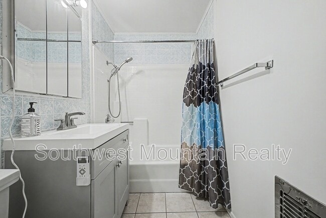 Building Photo - 560 S Grand Dr