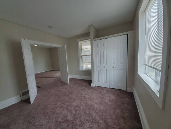 Building Photo - Ginormous 6 Bed Single Family Home | Main Level Laundry | Appliances Included | Rear Deck & Front...