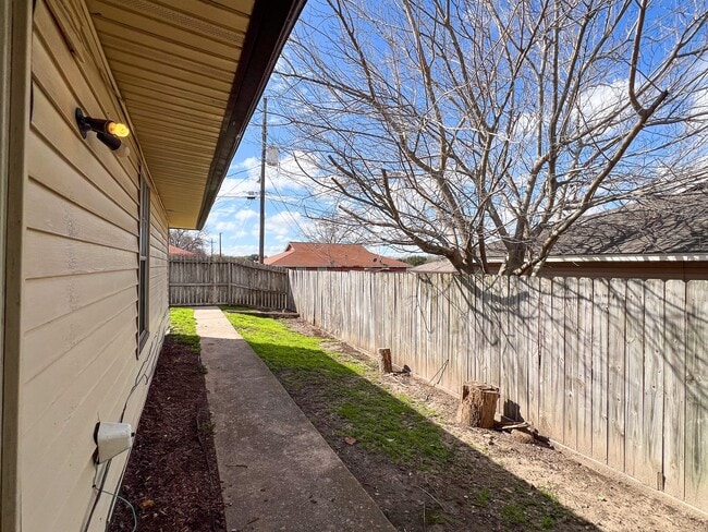 Building Photo - 707 Ruth Ct