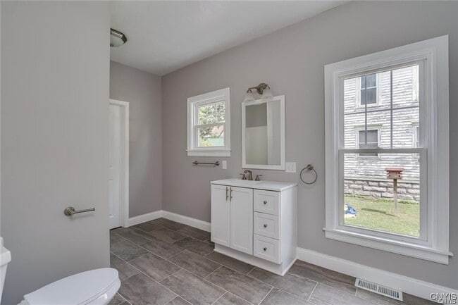 Building Photo - 137 St Mary St