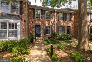 Building Photo - 2440 S Walter Reed Dr