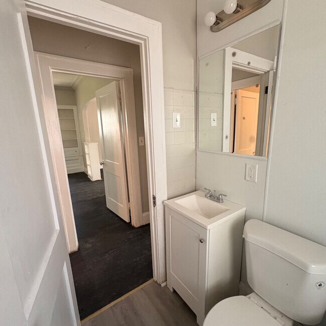 Building Photo - Charming 3 - Bedroom Property in Prime Location