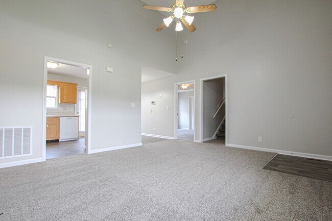 Building Photo - Three Bedroom with Bonus!