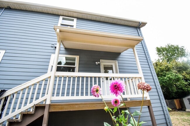 Building Photo - Beautiful 4 Bedroom 2 Bath Home in NE Port...