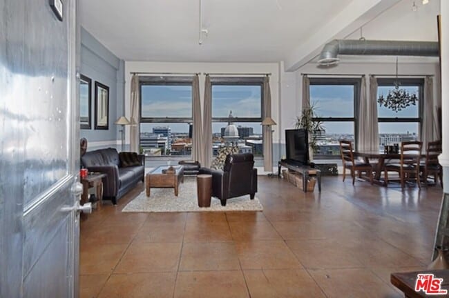 Building Photo - 108 W 2nd St