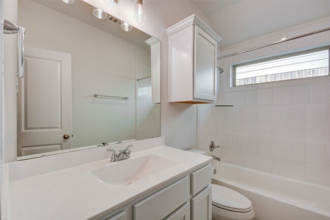 Building Photo - 31119 Myers Hvn Ln