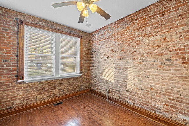 Building Photo - Charming 2 Bedroom Apartment in Benton Par...