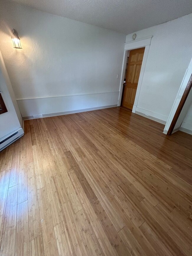 Building Photo - 2 Bedroom 1 Bathroom Apartment