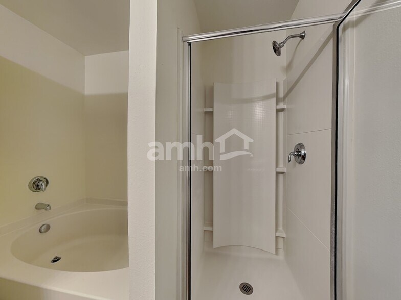 Building Photo - 1524 Eastway Dr