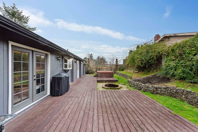 Building Photo - GORGEOUS 3 Bedroom (+BONUS ROOM!) 2 Bath Home with RV/Boat storage near beaches and shopping!