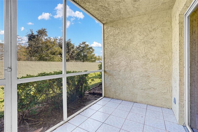 Building Photo - 1560 SE Royal Green Cir