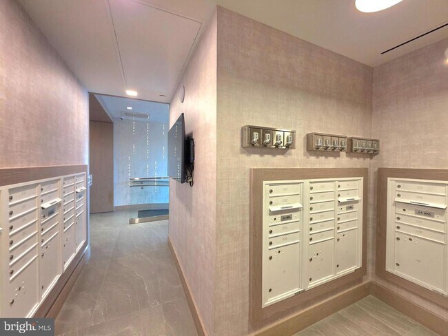 Building Photo - 737 Swann Ave