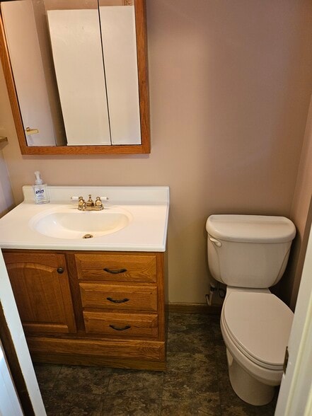 1st floor bathroom - 730 Tatum St