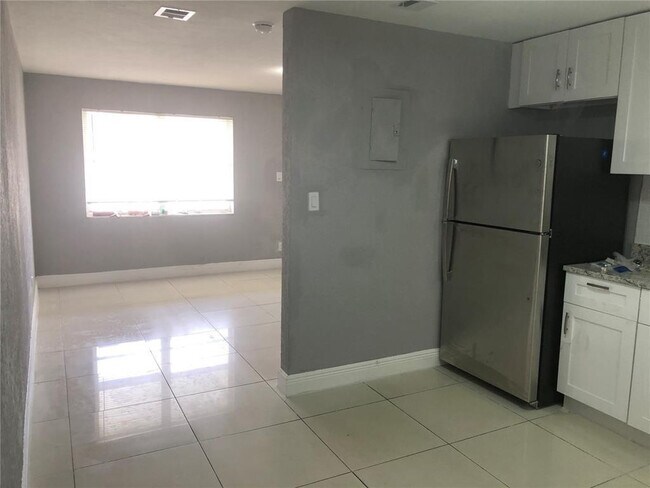 Building Photo - 839 NW 14th Way