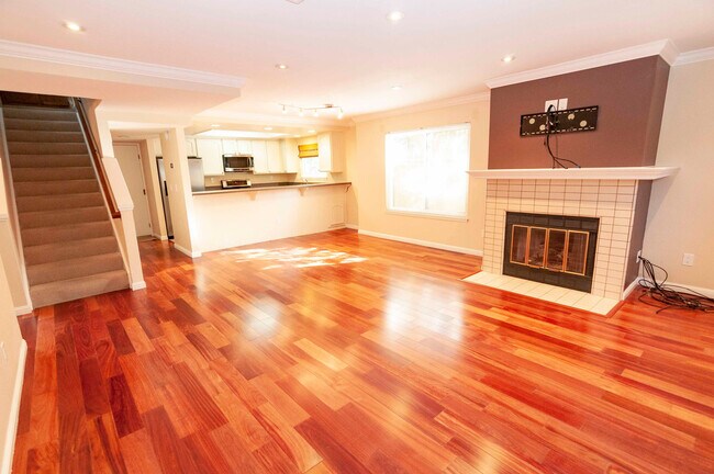 Building Photo - Quiet and Spacious 2 story townhouse in be...