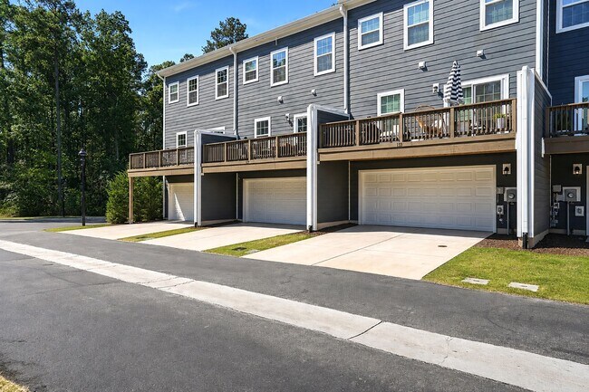 Building Photo - BEAUTIFUL TOWNHOME IN A GREAT AMENTIES!