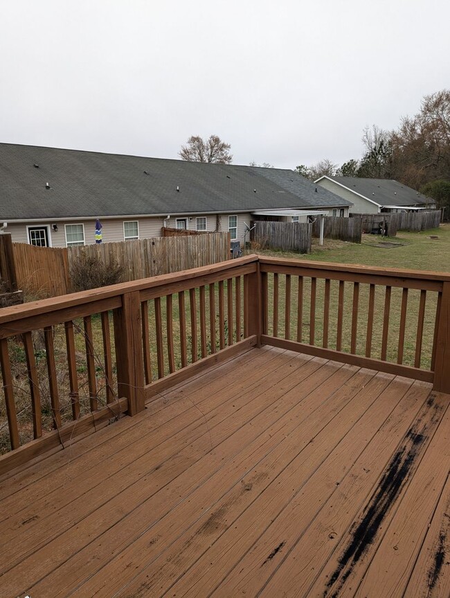 Building Photo - Nice Two Bedroom Duplex In A Great Location Available April 2026