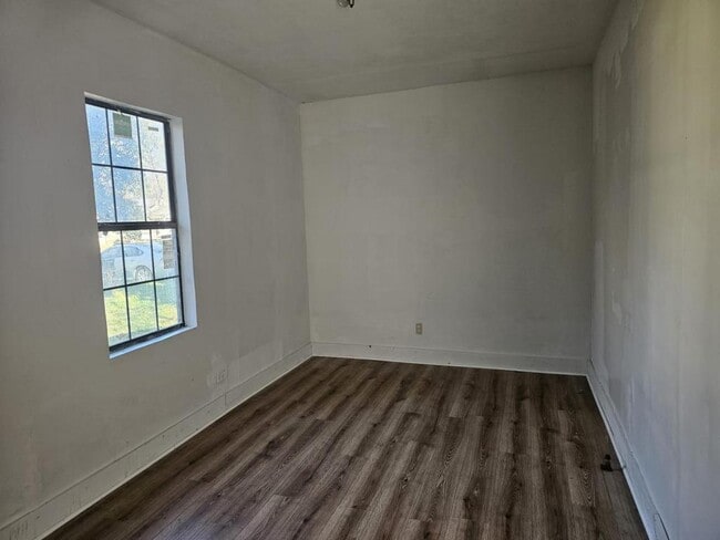 Building Photo - 423 Inez St