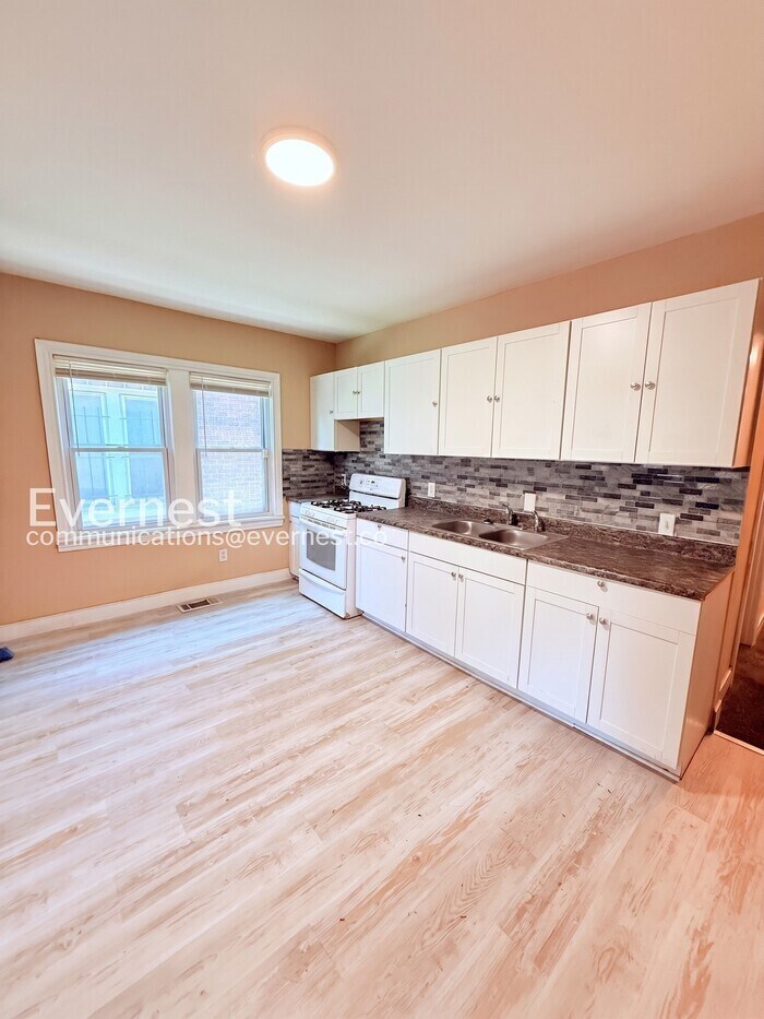 Building Photo - 2488 Woodmere St