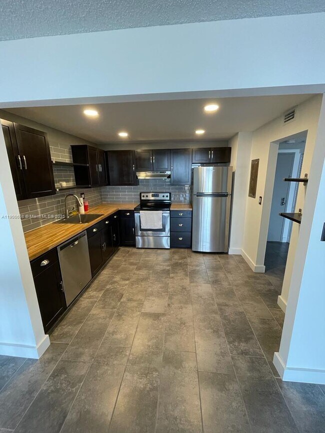 Building Photo - 18151 NE 31st Ct