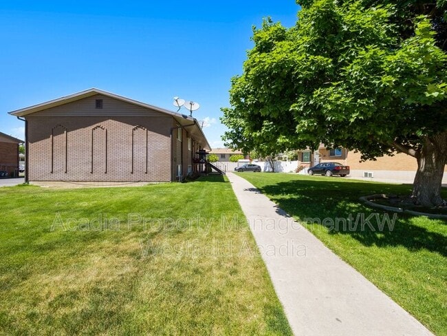Building Photo - 255 500 N
