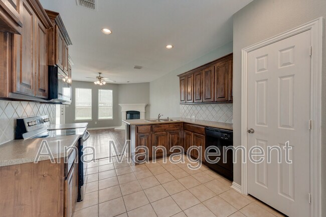 Building Photo - 2640 Lake Ridge Dr