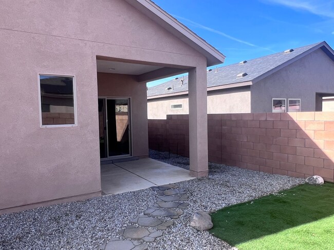 Building Photo - Newer 4 Br, 2 Ba, with the major appliance...