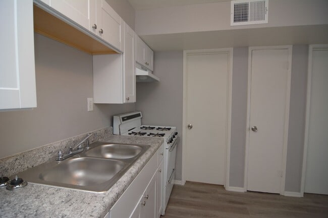 Building Photo - Charming 1 Bedroom 1 Bath Duplex! Central ...