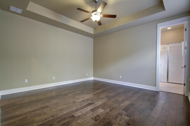Building Photo - UT PRE-LEASE: Wood Floors, North Campus, Large Living Space, 2011 Construction, Custom High End K...