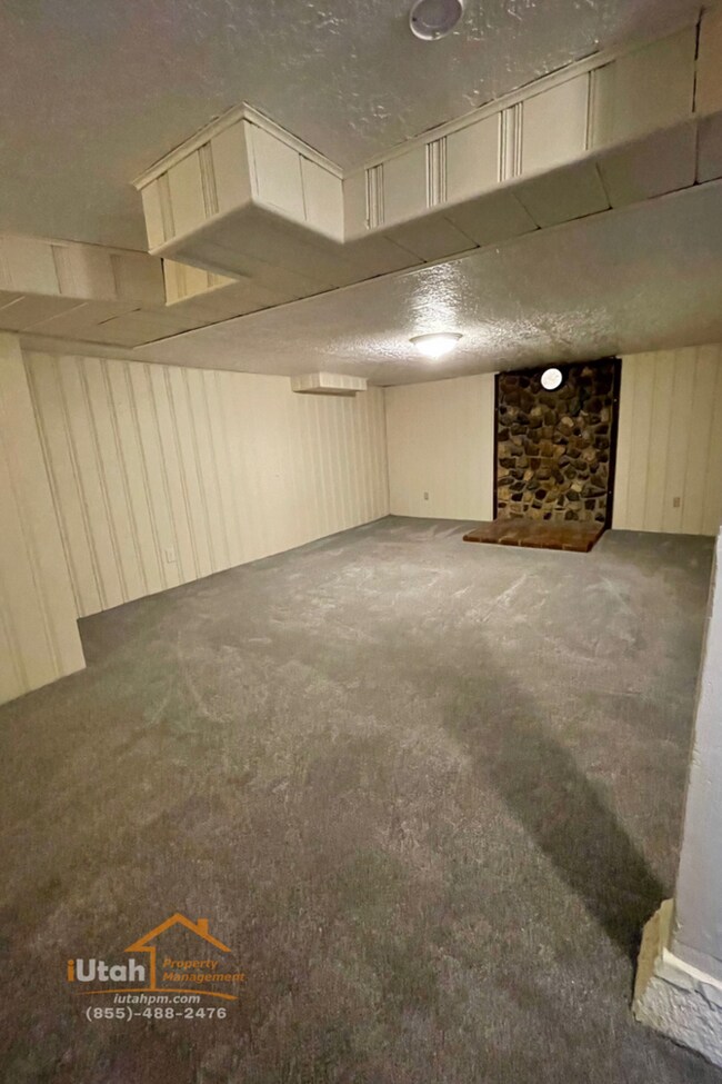 Building Photo - 4 bdrm 2 bth Home