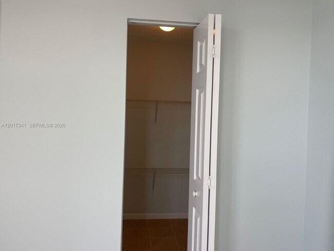 Building Photo - 117 Lake Emerald Dr