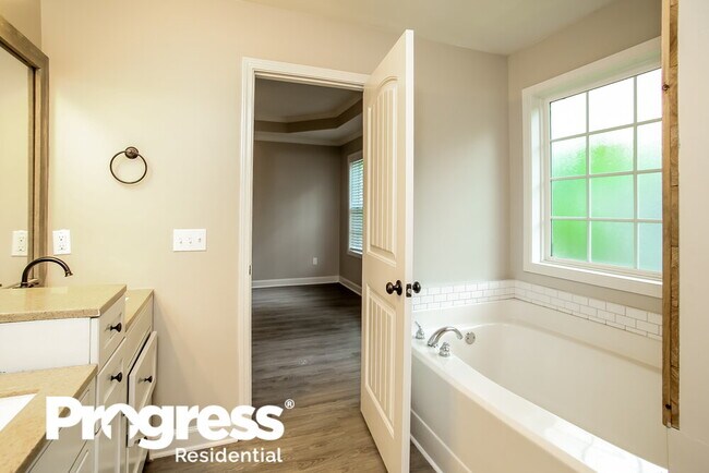 Building Photo - 305 Talon Dr SE