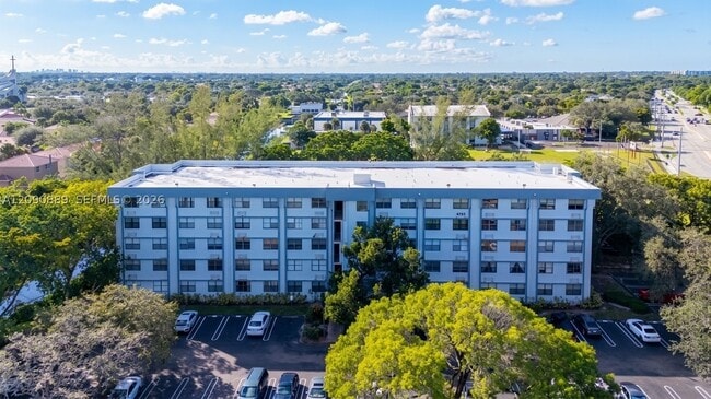 Building Photo - 2401 Riverside Dr