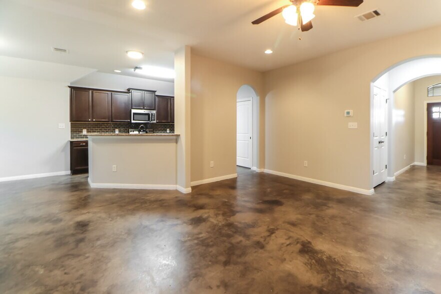 Building Photo - 701 Algerita Dr