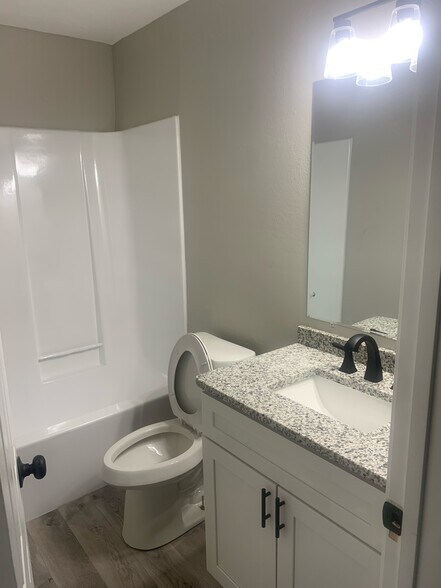 Building Photo - 3605 Thomas Dr