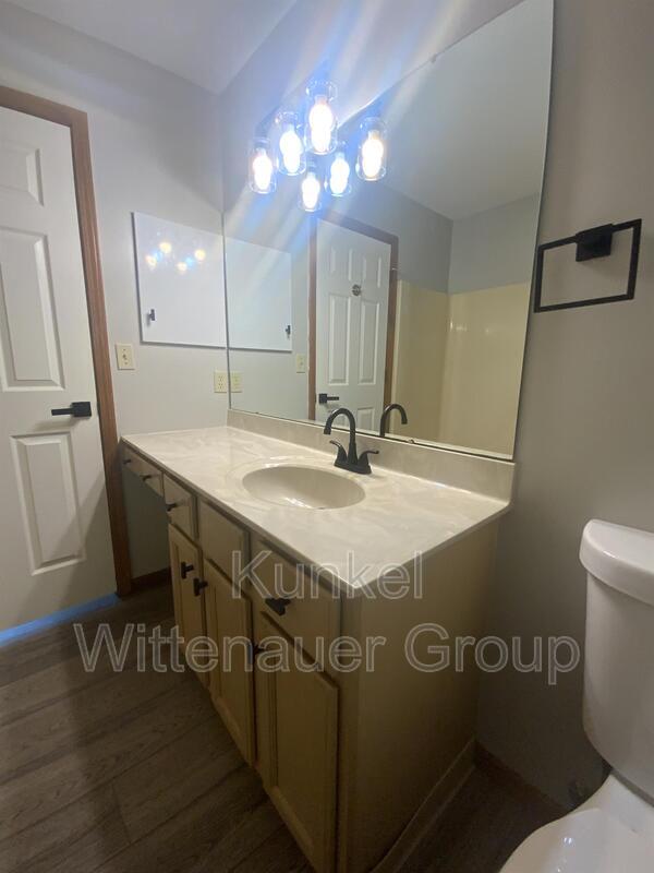 Building Photo - 111 Twin Oaks Dr