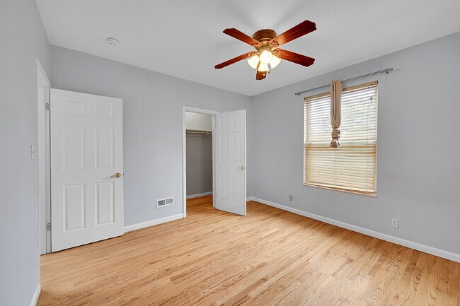 Building Photo - $2,295.00 - 3 Bedrooms, 1.5 Bathroom, Town...