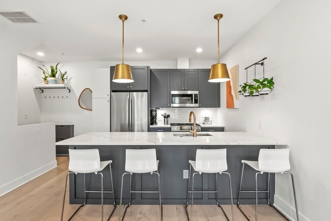 Building Photo - Bi-Level Shaw Condo