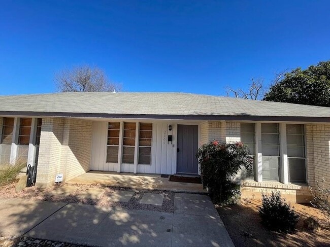 Building Photo - 2206 Kenbridge Dr