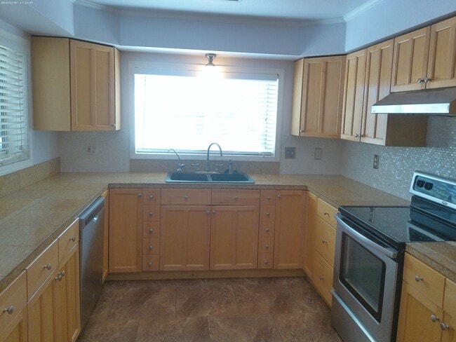 Building Photo - Pool Home 3 bedroom 2 bathroom Long term