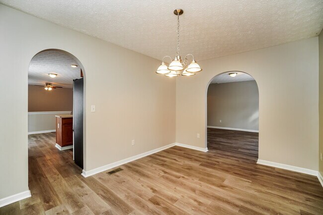 Building Photo - 283 Pinecrest Dr