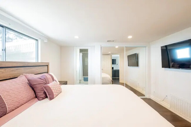 Building Photo - Hilltop 5BR Retreat w/ Sunset Views + Game Room