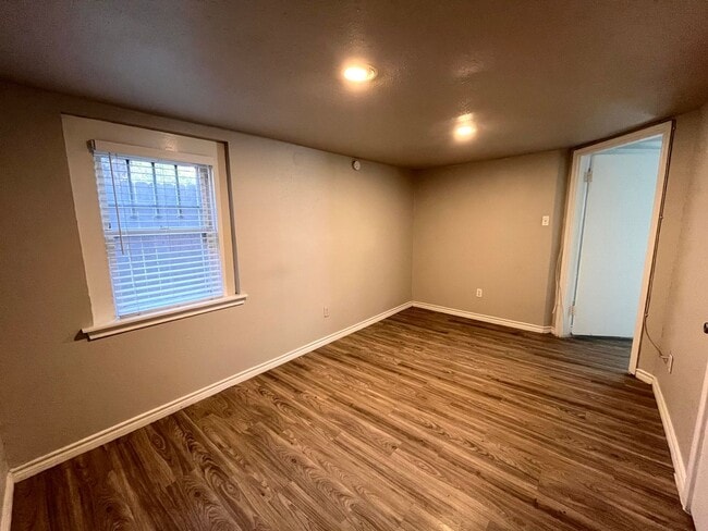 Building Photo - 2Bed/1bath Duplex in Hyde Park with Small ...