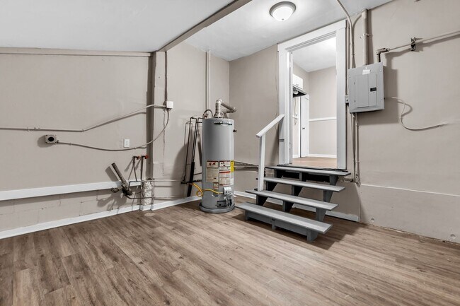 Building Photo - 342 N Claybrook St